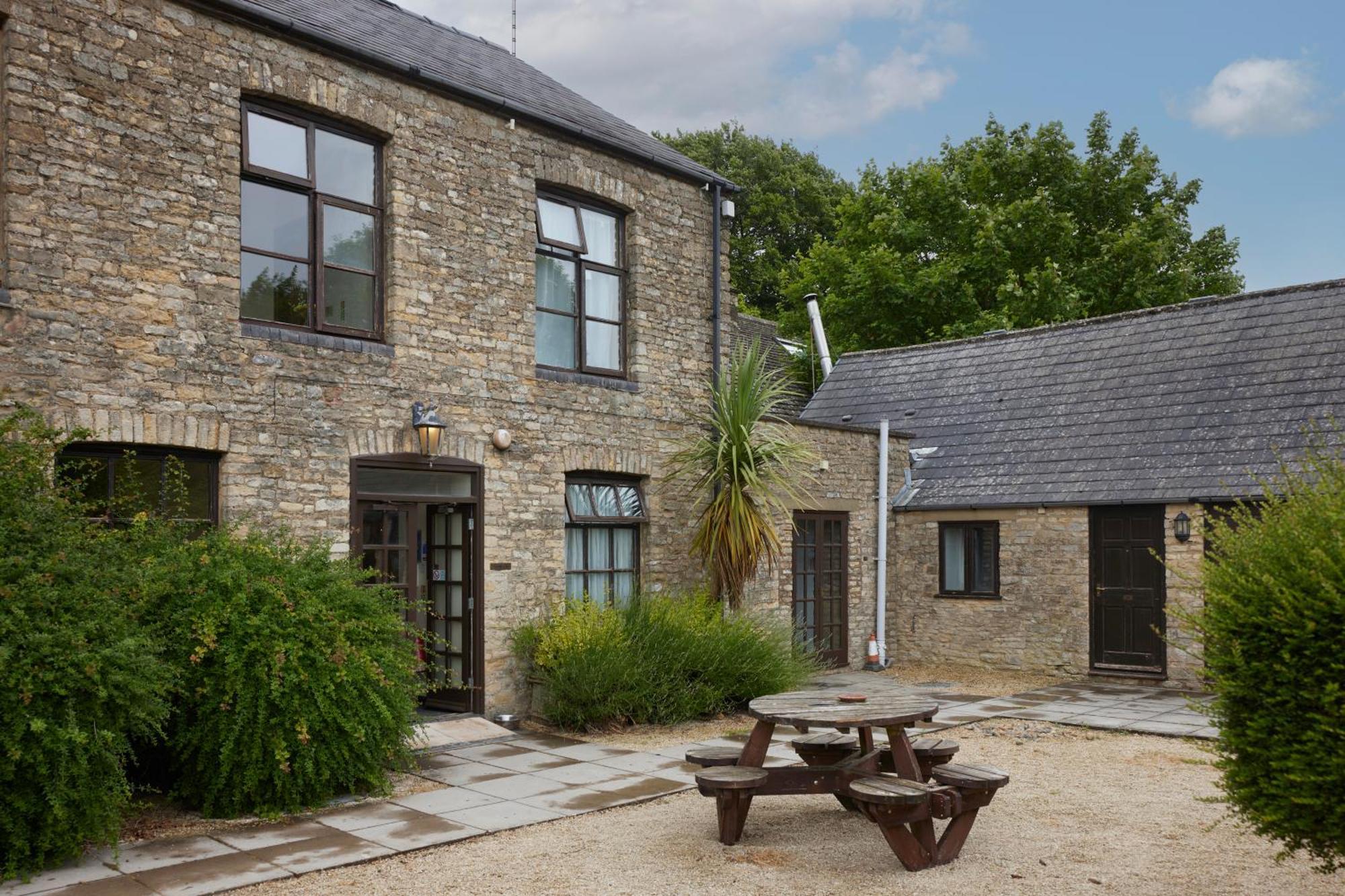 Hunters Hall Inn By Greene King Inns Kingscote Exterior foto